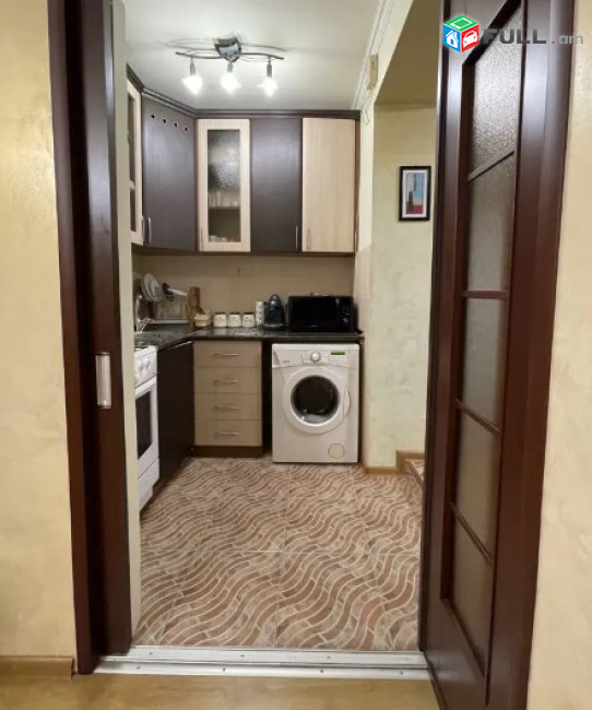 AV0062 Վարձով է տրվում 3 սենյականոց բնակարան Շինարարների փողոցում