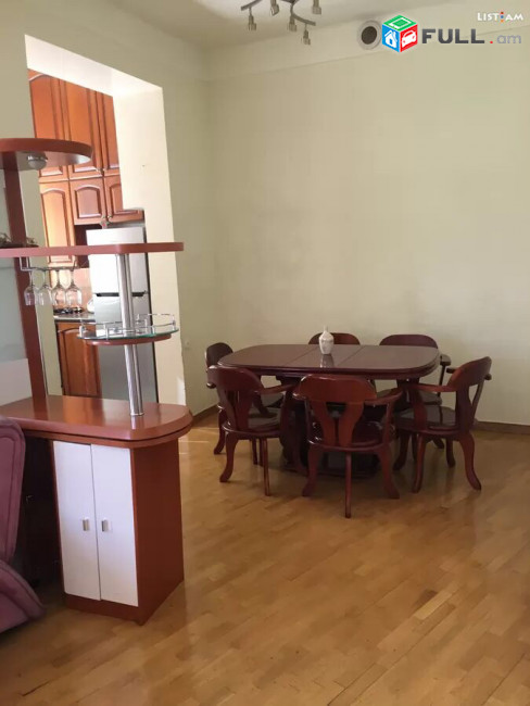 AV0070 Վարձով է տրվում 3 սենյականոց բնակարան Թումանյան փողոցում