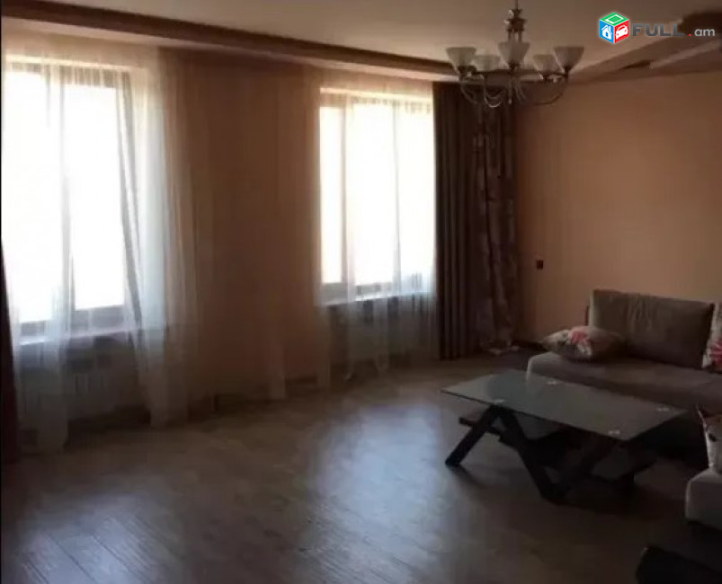 AV0147 Վարձով է տրվում 3 սենյականոց բնակարան Աբովյան փողոցում