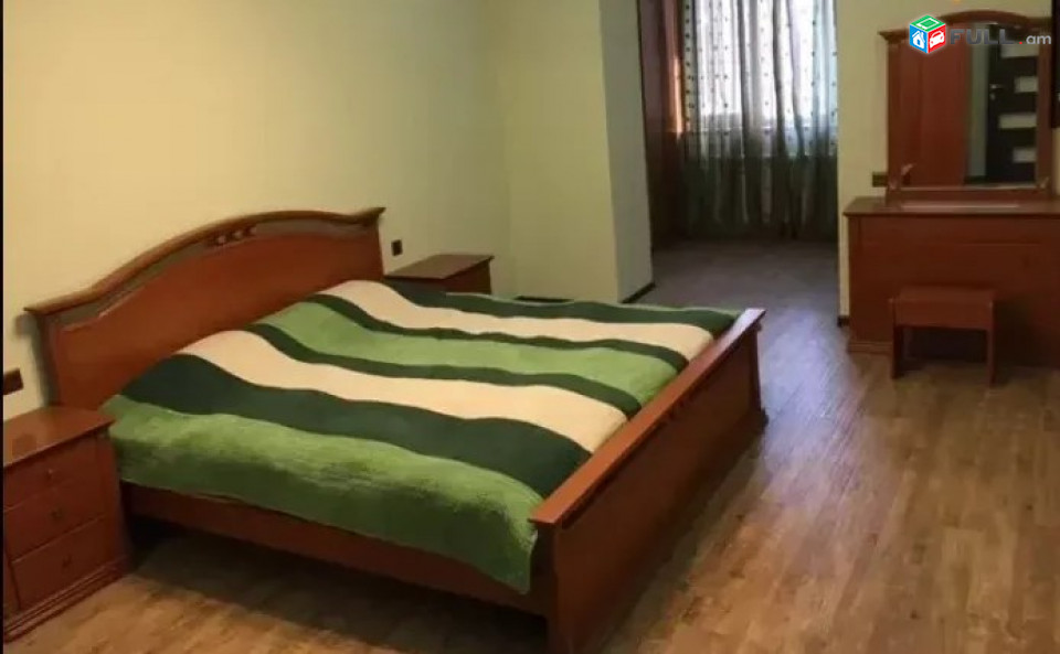 AV0147 Վարձով է տրվում 3 սենյականոց բնակարան Աբովյան փողոցում