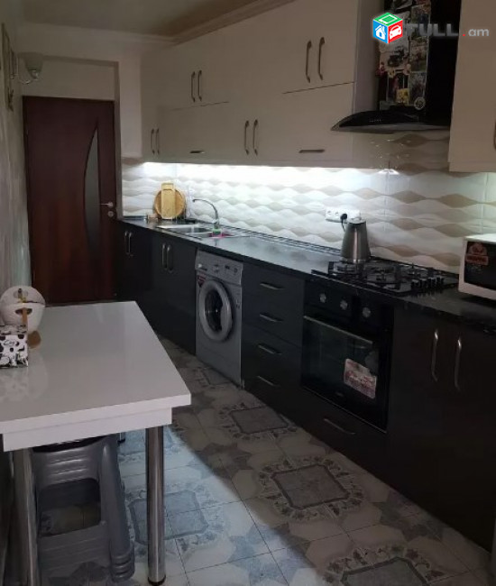 AV0191 Վարձով է տրվում 3 սենյականոց բնակարան Խաղաղ Դոնի փողոցում