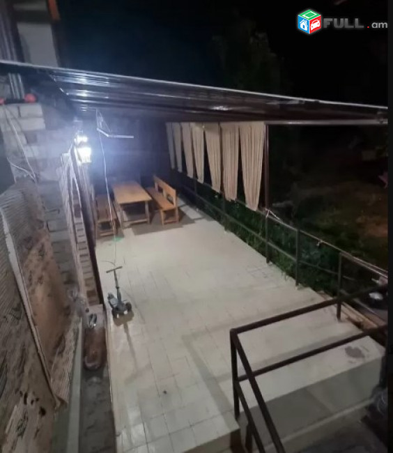 AV0245 Վարձով է տրվում 3 հարկանի առանձնատուն Ջրվեժում