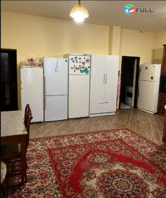 AV0282 Վարձով է տրվում 3 հարկանի առանձնատուն Ծարավ Աղբյուրի փողոցում