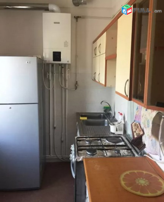 AV0323 Վարձով է տրվում 3 սենյականոց բնակարան Աբովյան փողոցում