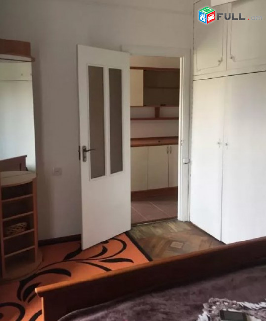 AV0323 Վարձով է տրվում 3 սենյականոց բնակարան Աբովյան փողոցում