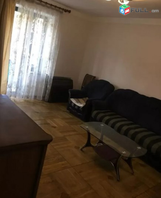 AV0323 Վարձով է տրվում 3 սենյականոց բնակարան Աբովյան փողոցում