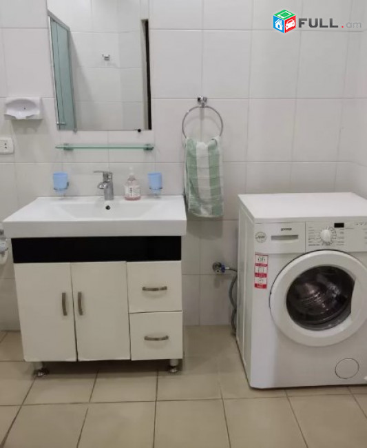 AV0332 Վարձով է տրվում 3 սենյականոց բնակարան Նալբանդյան փողոցում