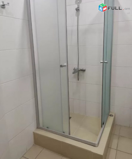 AV0332 Վարձով է տրվում 3 սենյականոց բնակարան Նալբանդյան փողոցում
