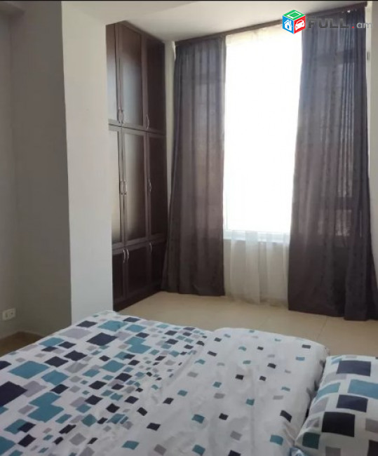 AV0332 Վարձով է տրվում 3 սենյականոց բնակարան Նալբանդյան փողոցում