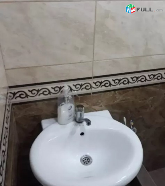 AV0403 Վարձով է տրվում 3 սենյականոց բնակարան Սիմոն Վրացյանի փողոցում