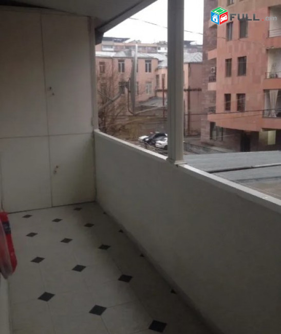 AV0405 Վարձով է տրվում 3 սենյականոց բնակարան Թումանյան փողոցում