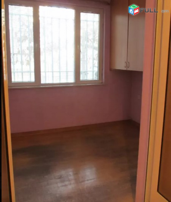 AV0423 Վարձով է տրվում 3 սենյականոց բնակարան Թումանյան փողոցում