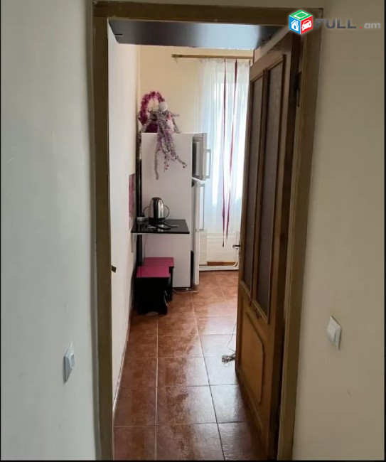 AV0449 Օրավարձով է տրվում 1 սենյականոց բնակարան Շինարարների փողոցում
