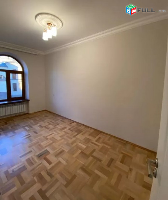 AV0480 Վարձով է տրվում 3 հարկանի 7 սենյականոց առանձնատուն Կալնեցու փողոցում,Բլուր