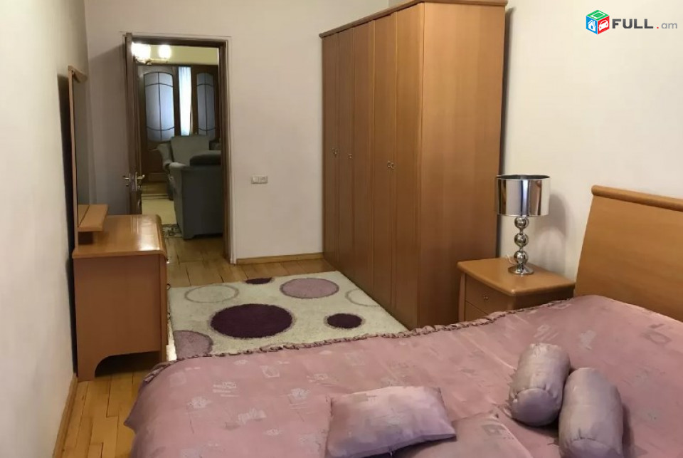 AV0488 Վարձով է տրվում 3 սենյականոց բնակարան Աբովյան փողոցում