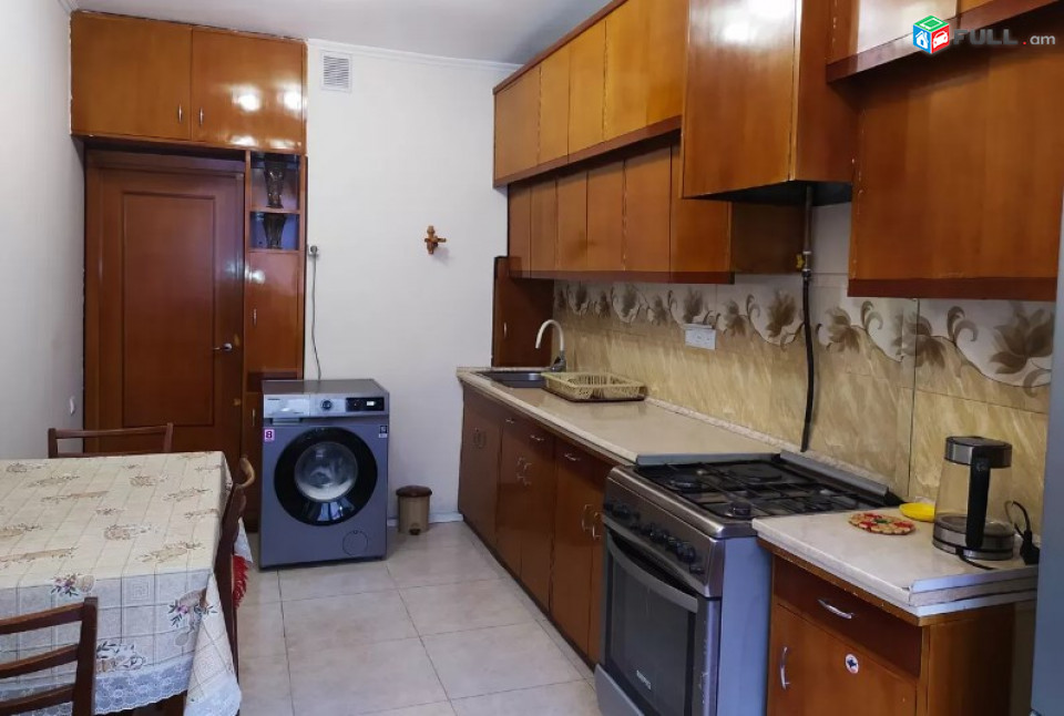 AV0494 Վարձով է տրվում 3 սենյականոց բնակարան Ամիրյան փողոցում