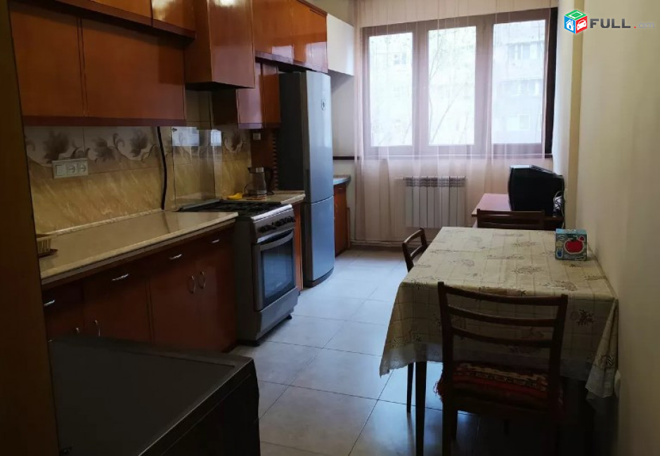 AV0494 Վարձով է տրվում 3 սենյականոց բնակարան Ամիրյան փողոցում