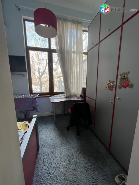 AV0542 Վարձով է տրվում 3 սենյականոց բնակարան Պուշկինի փողոցում