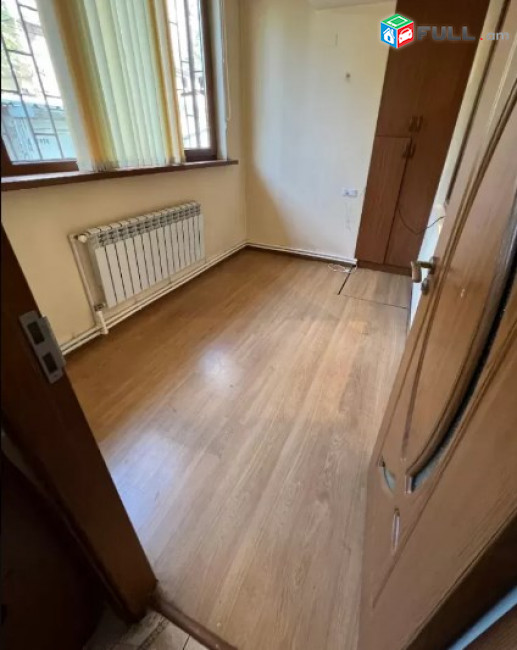 AV0582 Վարձով է տրվում 3 սենյականոց բնակարան Ադոնցի փողոցում