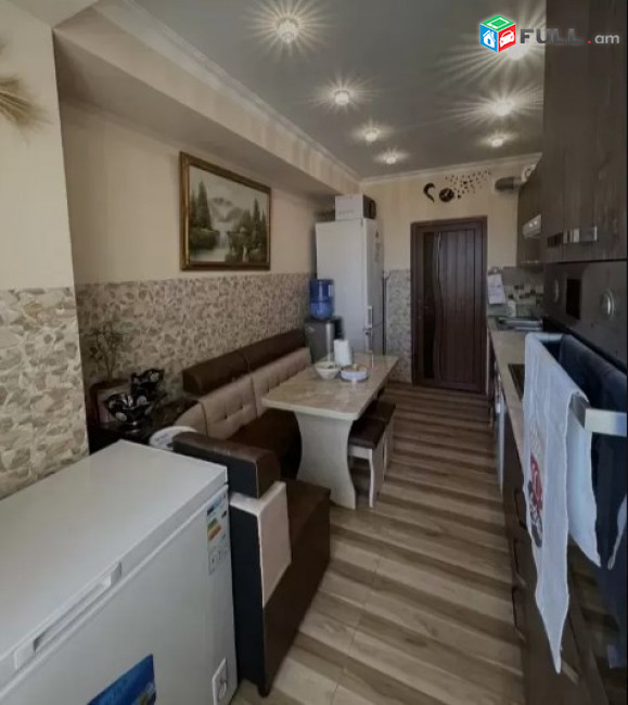 AV0692 Վարձով է տրվում 3 սենյականոց բնակարան Վերին Անտառային փողոցում