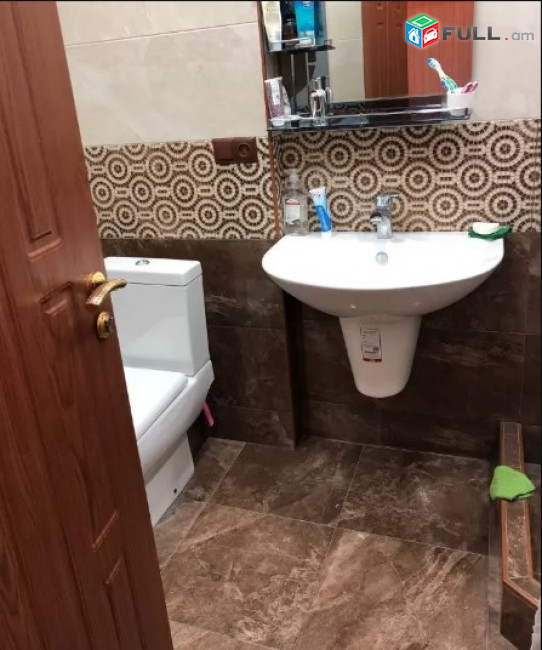AV0757 Վարձով է տրվում 3 սենյականոց բնակարան Արամ Խաչատրյան փողոցում