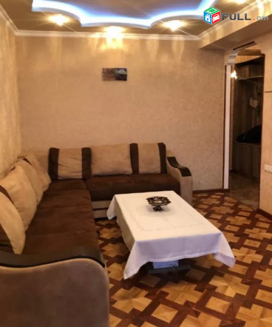 AV0757 Վարձով է տրվում 3 սենյականոց բնակարան Արամ Խաչատրյան փողոցում