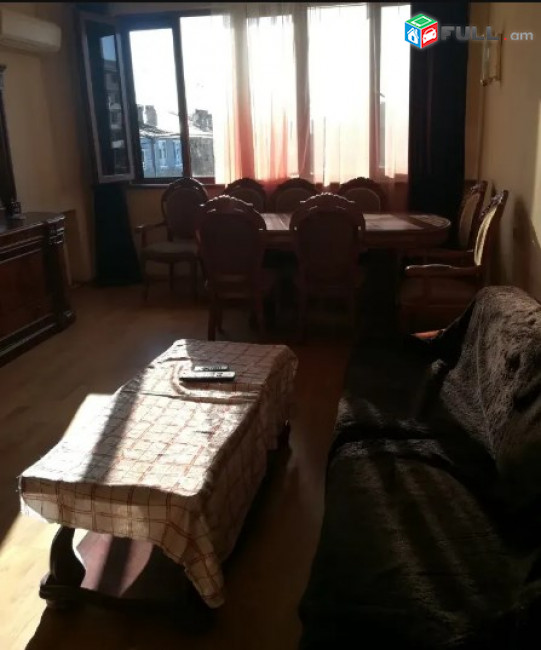 AV0750 Վարձով է տրվում 3 սենյականոց բնակարան Մարգարյան փողոցում