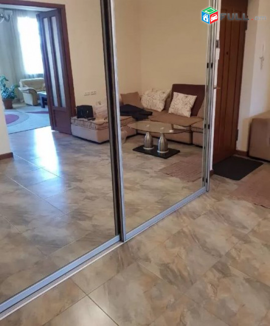 AV0503 Վարձով է տրվում 3 սենյականոց բնակարան Թումանյան փողոցում