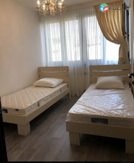 AV0740 Վարձով է տրվում 3 սենյականոց բնակարան Աբովյան փողոցում