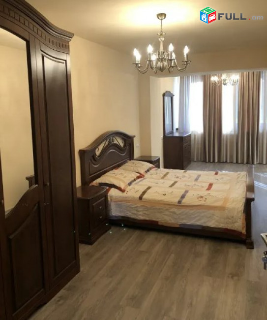 AV0740 Վարձով է տրվում 3 սենյականոց բնակարան Աբովյան փողոցում