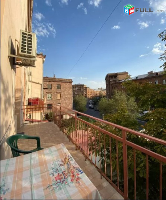 AV0849 Վարձով է տրվում 3 սենյականոց բնակարան Պարոնյան փողոցում