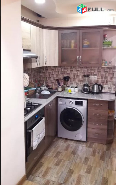 AV0958 Վարձով է տրվում 3 սենյականոց բնակարան Լենինգրադյան փողոցում
