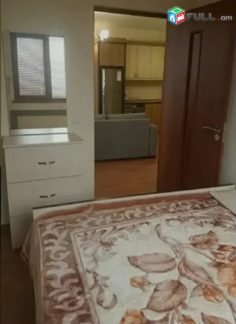 AV0948 Վարձով է տրվում 3 սենյականոց բնակարան Գրիբոյեդով փողոցում