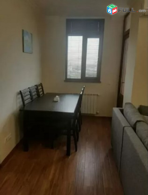 AV0948 Վարձով է տրվում 3 սենյականոց բնակարան Գրիբոյեդով փողոցում
