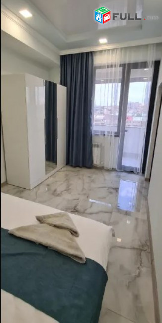 AV0823 Վարձով է տրվում 3 սենյականոց բնակարան Արամ Խաչատրյանի փողոցում