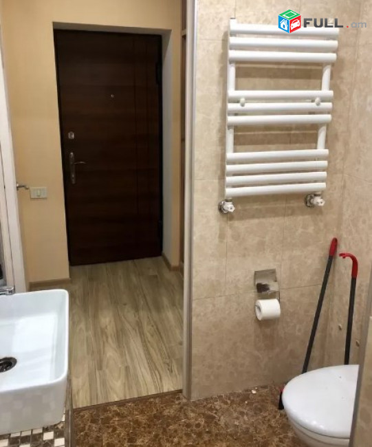AV0990 Վարձով է տրվում 2 սենյականոց բնակարան Արամ Խաչատրյանի փողոցում