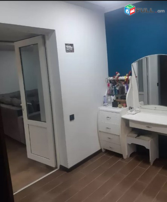 AV1054 Վարձով է տրվում 3 սենյականոց բնակարան Համո Սահյան փողոցում