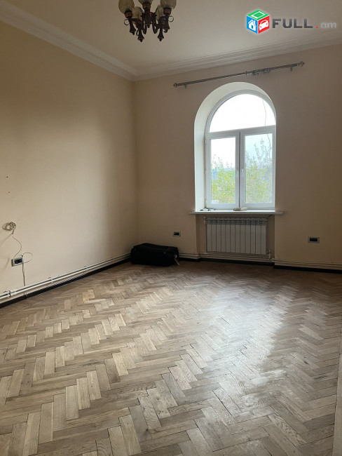 AV1067 Վարձով է տրվում 3 սենյականոց բնակարան Իսահակյանի փողոցում