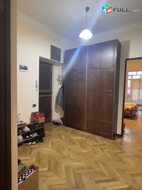 AV1067 Վարձով է տրվում 3 սենյականոց բնակարան Իսահակյանի փողոցում
