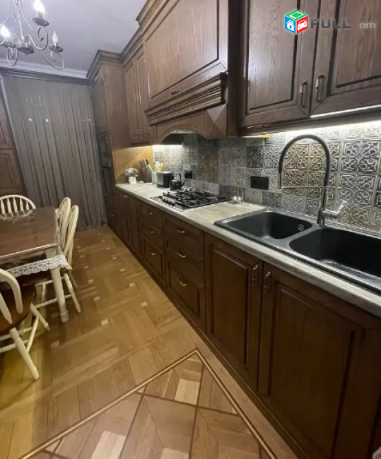 AV0975 Վարձով է տրվում 3 սենյականոց բնակարան Պարոնյան փողոցում