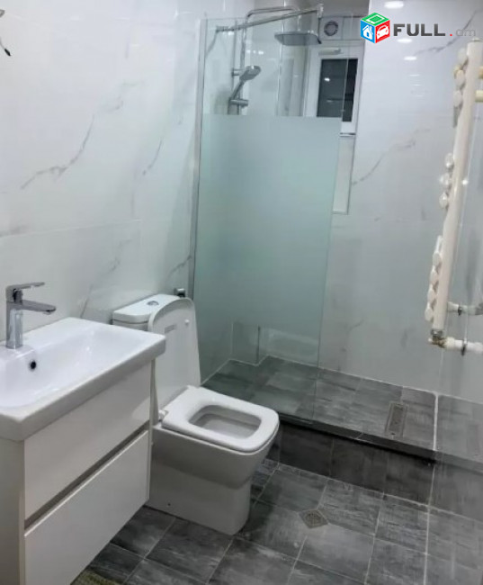 AV0974 Վարձով է տրվում 3 սենյականոց բնակարան Հանրապետության փողոցում