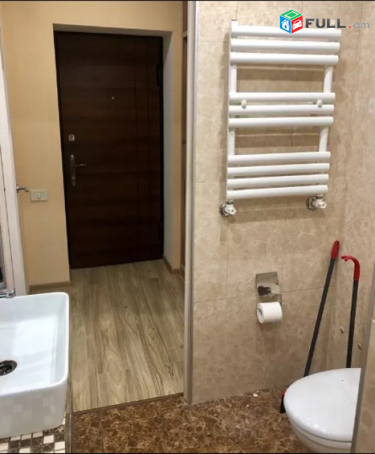 AV1080 Վարձով է տրվում 2 սենյականոց բնակարան Արամ Խաչատրյանի փողոցում