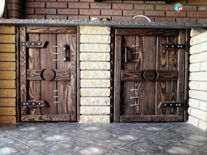 Փայտից գեղեցիկ դռներ