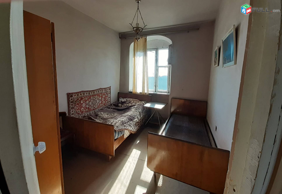 Երկու հարկանի քարե տուն - Այգեստան 11-րդ փողոց 71/1, Երևան