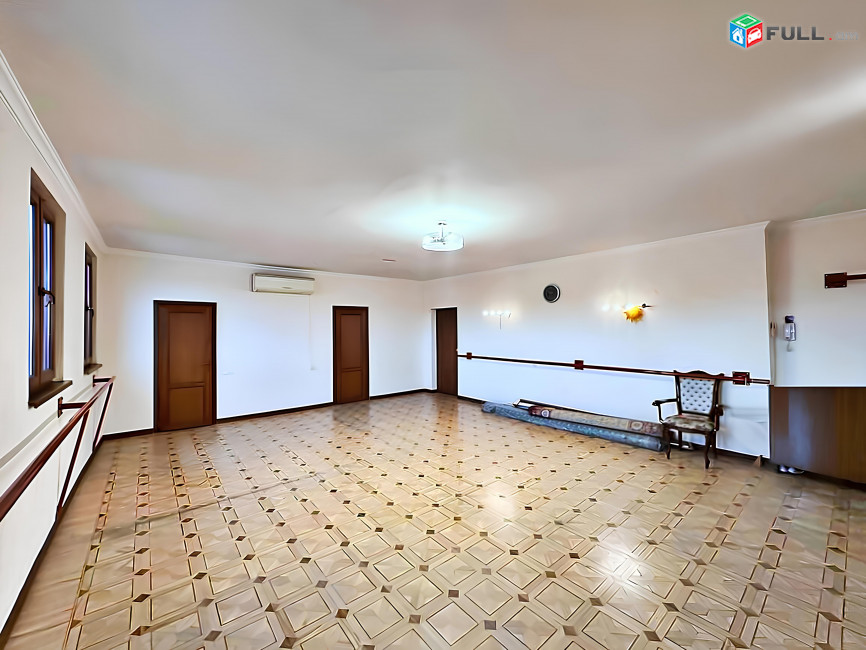 Վաճառվում է 3 սենյականոց բնակարան Արաբկիրում, Հրաչյա Քոչար փողոցում, 156 ք.մ