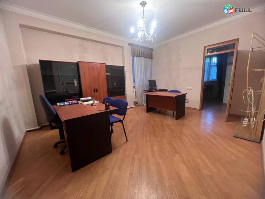 Վարձով է տրվում երկհարկանի առանձնատուն Քեռու փողոցում 