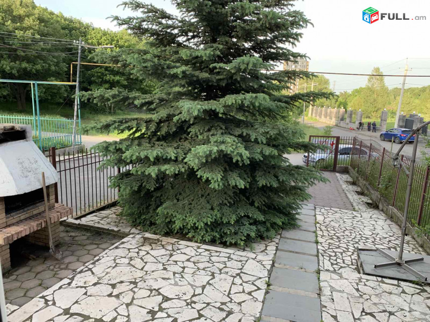 Ծաղկաձոր,Մորի պլազայի մոտ,64քմ,նկուղ 14քմ,200քմ բակ,ամբողջ գույքով բարձր ճաշակի վերանորոգումով