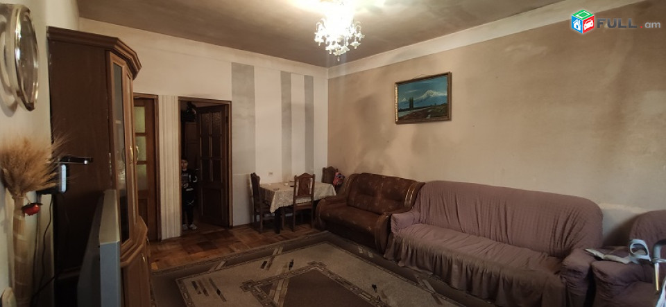 Զեյթւն,հացի գործարանի մոտ,տան մակերեսը մանսարդով 165քմ,հողամաս 144ք,տունը 2 և 3 հարկերում 