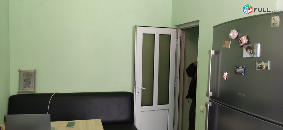 Ահարոնյան փողոց,իդեալ խանութի դիմացի մասում,540քմ հող,318քմ 2 հարկանի տուն  14 սենյակ