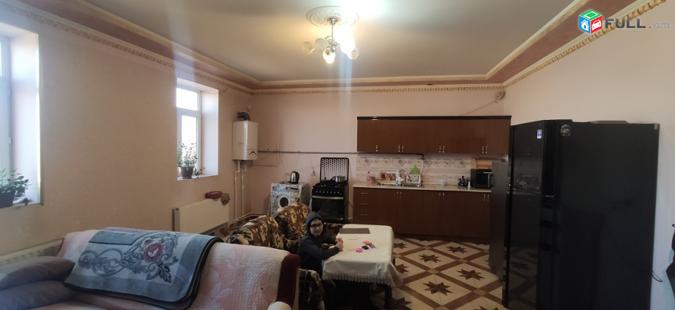 Փարաքարի նախկին ԳԱԻ-ից աջ 3կմ Մերձավանի Այգեկ գյուղում,հողը 2100քմ,տունը 487քմ